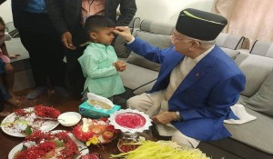 ओलीले लगाइदिए बालबालिकालाई टिका 